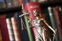 blanc d'isolement de statue de silhouette de justice image stock blanc d'isolement de statue de silhouette de justice image stock