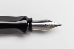 blanc de crayon lecteur d'isolement par fontaine de fond photographie stock libre de droits blanc de crayon lecteur d'isolement par fontaine de fond photographie stock libre de droits