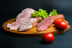 Blandade köttprodukter på ett träbräde royaltyfria bilder Blandade köttprodukter på ett träbräde royaltyfria bilder