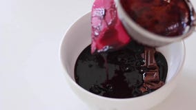 Blandning av chokladglasyren Laga mat kakan arkivfoto Blandning av chokladglasyren Laga mat kakan arkivfoto