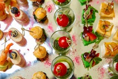 Blandning av olika mellanmål och aptitretare Spanska tapas på en tabell Tapas Bar Delikatessaffär smörgåsar, oliv, korv, ansjovis royaltyfri fotografi Blandning av olika mellanmål och aptitretare Spanska tapas på en tabell Tapas Bar Delikatessaffär smörgåsar, oliv, korv, ansjovis royaltyfri fotografi