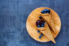 Blaubeeren in den Waffelkegeln stockfotografie Blaubeeren in den Waffelkegeln stockfotografie
