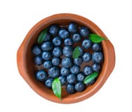Blaubeeren in einer Lehmplatte lokalisiert auf einem weißen Hintergrund Frische Heidelbeere Flatlay-Nahaufnahme stockbilder Blaubeeren in einer Lehmplatte lokalisiert auf einem weißen Hintergrund Frische Heidelbeere Flatlay-Nahaufnahme stockbilder
