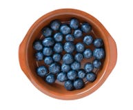 Blaubeeren in einer Lehmplatte lokalisiert auf einem weißen Hintergrund Frische Heidelbeere Flatlay-Nahaufnahme stockbild Blaubeeren in einer Lehmplatte lokalisiert auf einem weißen Hintergrund Frische Heidelbeere Flatlay-Nahaufnahme stockbild