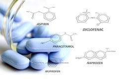 Blaue Dragees und irgendeine schmerzlindernde chemische Struktur lizenzfreies stockbild Blaue Dragees und irgendeine schmerzlindernde chemische Struktur lizenzfreies stockbild