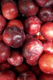 blaue Pflaumen der frischen Frucht ein Abschluss oben in einem Kasten, ein Kasten ein Hintergrund im Markt stock abbildung blaue Pflaumen der frischen Frucht ein Abschluss oben in einem Kasten, ein Kasten ein Hintergrund im Markt stock abbildung