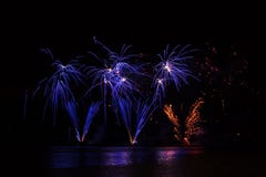 Blaue reiche Feuerwerke über Brnos Verdammung mit Seereflexion lizenzfreies stockfoto Blaue reiche Feuerwerke über Brnos Verdammung mit Seereflexion lizenzfreies stockfoto