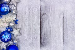 Blaue und silberne Weihnachtsverzierungs-Seitengrenze auf weißem Holz lizenzfreie stockfotografie Blaue und silberne Weihnachtsverzierungs-Seitengrenze auf weißem Holz lizenzfreie stockfotografie