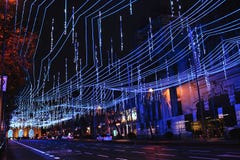 Blaue Weihnachtslichter über Straßen von Madrid, Spanien lizenzfreie stockfotografie Blaue Weihnachtslichter über Straßen von Madrid, Spanien lizenzfreie stockfotografie