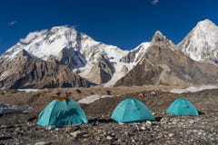 Blaue Zelte bei Concordia kampieren vor Broadpeak-Berg, K2 lizenzfreies stockbild Blaue Zelte bei Concordia kampieren vor Broadpeak-Berg, K2 lizenzfreies stockbild