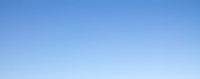 Blauer Himmel an den vollen Tagen lizenzfreie stockbilder Blauer Himmel an den vollen Tagen lizenzfreie stockbilder