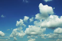 Blauer Himmel mit geschwollenen Wolken Stockbild Blauer Himmel mit geschwollenen Wolken Stockbild