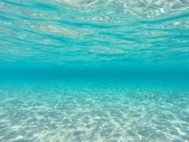 Blauer Ozeanunterwasserhintergrund mit sandigem Meeresgrund lizenzfreies stockbild Blauer Ozeanunterwasserhintergrund mit sandigem Meeresgrund lizenzfreies stockbild