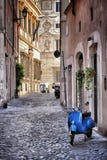 Blauer Vespa in der alten Straße von Rom lizenzfreie stockbilder Blauer Vespa in der alten Straße von Rom lizenzfreie stockbilder