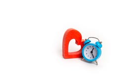 Blauer Wecker und rotes Herz auf einem weißen Hintergrund Das Konzept der Zeit und der Planung minimalismus Lebenserwartung Vertr lizenzfreies stockfoto Blauer Wecker und rotes Herz auf einem weißen Hintergrund Das Konzept der Zeit und der Planung minimalismus Lebenserwartung Vertr lizenzfreies stockfoto