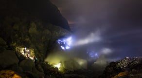  Blaues  Feuer  Am Kawah Ijen  Krater Indonesien Stockfoto 