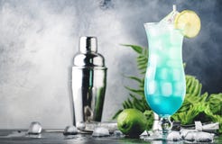 Blaues Hawaii oder blaue Lagune - alkoholisches Cocktail des Sommers mit Wodka, Likör, Stärkungsmittel, Ananassaft und Eis, im ho stockfotos Blaues Hawaii oder blaue Lagune - alkoholisches Cocktail des Sommers mit Wodka, Likör, Stärkungsmittel, Ananassaft und Eis, im ho stockfotos