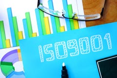 Blaues Papier mit Wort-ISO 9001 lizenzfreies stockbild Blaues Papier mit Wort-ISO 9001 lizenzfreies stockbild