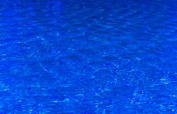 Blaues Wasser in der Poolansicht von oben stockfoto Blaues Wasser in der Poolansicht von oben stockfoto