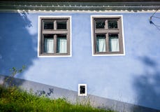 Blauw geschilderd traditioneel huis van Viscri-dorp in Transylvan stock afbeelding Blauw geschilderd traditioneel huis van Viscri-dorp in Transylvan stock afbeelding