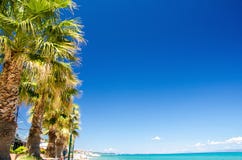Blauw paradijswater van Toroneos-kolposgolf, blauwe hemel, witte wolken en palmenbomen op het strand van Pefkohori, Halkidiki Kas royalty-vrije stock foto's Blauw paradijswater van Toroneos-kolposgolf, blauwe hemel, witte wolken en palmenbomen op het strand van Pefkohori, Halkidiki Kas royalty-vrije stock foto's