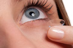 Blauw vrouwenoog met contactlens het van toepassing zijn royalty-vrije stock foto Blauw vrouwenoog met contactlens het van toepassing zijn royalty-vrije stock foto
