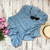 Blauwe blouse op een houten achtergrond stock afbeelding Blauwe blouse op een houten achtergrond stock afbeelding