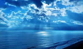 Blauwe de Hemeloceaan van stralenwolken Blauwe de Hemeloceaan van stralenwolken