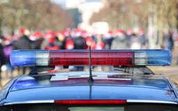 blauwe en rode sirenes op de politiewagen in het openbare stedelijke park stock foto's blauwe en rode sirenes op de politiewagen in het openbare stedelijke park stock foto's