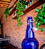 Blauwe fles met oude stijl GLB stock afbeelding Blauwe fles met oude stijl GLB stock afbeelding