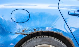 Blauwe gekraste auto met beschadigde verf in neerstortingsongeval of parkeerterrein en gedeukte schade van metaallichaam van bots royalty-vrije stock foto's Blauwe gekraste auto met beschadigde verf in neerstortingsongeval of parkeerterrein en gedeukte schade van metaallichaam van bots royalty-vrije stock foto's