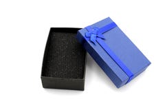 Blauwe giftdoos die op witte achtergrond wordt ge?soleerd royalty-vrije stock foto Blauwe giftdoos die op witte achtergrond wordt ge?soleerd royalty-vrije stock foto