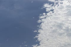 Blauwe hemel en witte wolken royalty-vrije stock afbeeldingen Blauwe hemel en witte wolken royalty-vrije stock afbeeldingen