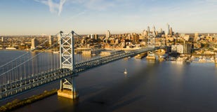 Blauwe hemel over Benjamin Franklin Bridge in Philadelphia van de binnenstad Pennsylvania stock fotografie Blauwe hemel over Benjamin Franklin Bridge in Philadelphia van de binnenstad Pennsylvania stock fotografie