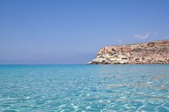 Blauwe overzees van Lampedusa, Sicilië. royalty-vrije stock afbeelding Blauwe overzees van Lampedusa, Sicilië. royalty-vrije stock afbeelding