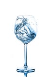Blauwe plonsen van schoon water in het wijnglas een nevel van water Drinkwater royalty-vrije stock foto's Blauwe plonsen van schoon water in het wijnglas een nevel van water Drinkwater royalty-vrije stock foto's