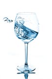 Blauwe plonsen van schoon water in het wijnglas een nevel van water Drinkwater royalty-vrije stock afbeeldingen Blauwe plonsen van schoon water in het wijnglas een nevel van water Drinkwater royalty-vrije stock afbeeldingen