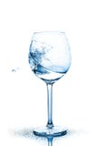 Blauwe plonsen van schoon water in het wijnglas een nevel van water Drinkwater royalty-vrije stock afbeelding Blauwe plonsen van schoon water in het wijnglas een nevel van water Drinkwater royalty-vrije stock afbeelding