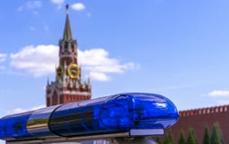 Blauwe politiesirene tegen de achtergrond van het Kremlin in Moskou Politieflitser op de achtergrond van de Spasskaya-Toren van stock foto Blauwe politiesirene tegen de achtergrond van het Kremlin in Moskou Politieflitser op de achtergrond van de Spasskaya-Toren van stock foto
