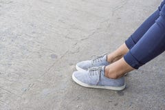 Blauwe tennisschoenen op Aziatische vrouwelijke voeten royalty-vrije stock afbeelding Blauwe tennisschoenen op Aziatische vrouwelijke voeten royalty-vrije stock afbeelding