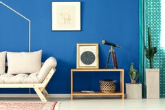 Blauwe woonkamer met cactus Stock Foto Blauwe woonkamer met cactus Stock Foto