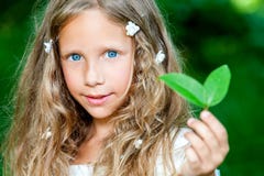 Blauäugiges Mädchen, das grünes Blatt hält. lizenzfreies stockfoto Blauäugiges Mädchen, das grünes Blatt hält. lizenzfreies stockfoto