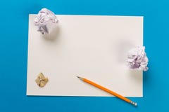 Bleistifte mit dem Schärfen von Schnitzeln mit Weißbuchblättern stockfotos Bleistifte mit dem Schärfen von Schnitzeln mit Weißbuchblättern stockfotos