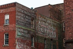 Blekna annonseringar på sidan av en tegelstenbyggnad Burlington Iowa Blekna annonseringar på sidan av en tegelstenbyggnad Burlington Iowa