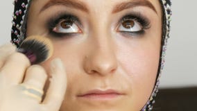 Blendable g??wna atrakcja z profesjonalisty mu?ni?ciem stosuje twarz wzorcowy zako?czenie w g?r? M?oda dziewczyna model z zdjęcie wideo Blendable g??wna atrakcja z profesjonalisty mu?ni?ciem stosuje twarz wzorcowy zako?czenie w g?r? M?oda dziewczyna model z zdjęcie wideo