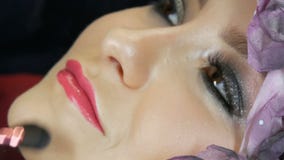 Blendable-H?hepunkt mit Berufsb?rste wird am Gesicht des vorbildlichen Abschlusses oben angewendet Modell des jungen M?dchens mit stock video Blendable-H?hepunkt mit Berufsb?rste wird am Gesicht des vorbildlichen Abschlusses oben angewendet Modell des jungen M?dchens mit stock video