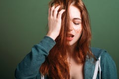 Blickkopfschmerzen des unordentlichen Haares der jungen Frau müde lizenzfreie stockbilder Blickkopfschmerzen des unordentlichen Haares der jungen Frau müde lizenzfreie stockbilder