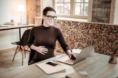 Blije aardige vrouw die in het bureau werken royalty-vrije stock fotografie Blije aardige vrouw die in het bureau werken royalty-vrije stock fotografie