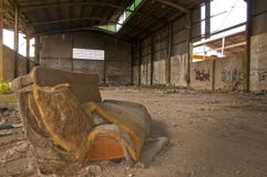Blijft van een bank in een verlaten industrieel pakhuis stock afbeelding Blijft van een bank in een verlaten industrieel pakhuis stock afbeelding