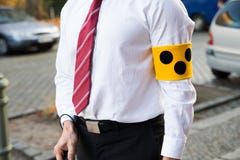 Blinde persoon die armband dragen stock fotografie Blinde persoon die armband dragen stock fotografie